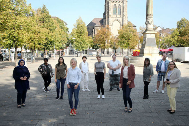 Foto: Zehn Teilnehmer mit der ersten Teilqualifizierung "Kaufmann für Büromanagement" im Weiterbildungsinstitut Oberhausen